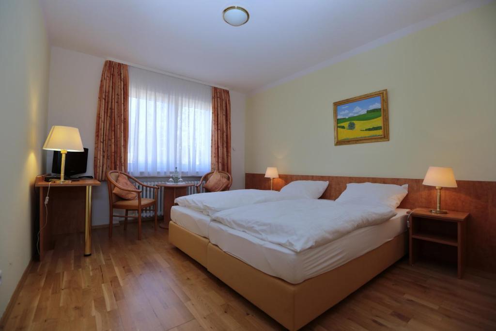 Hotel Am Rossberg Altenahr Exterior photo